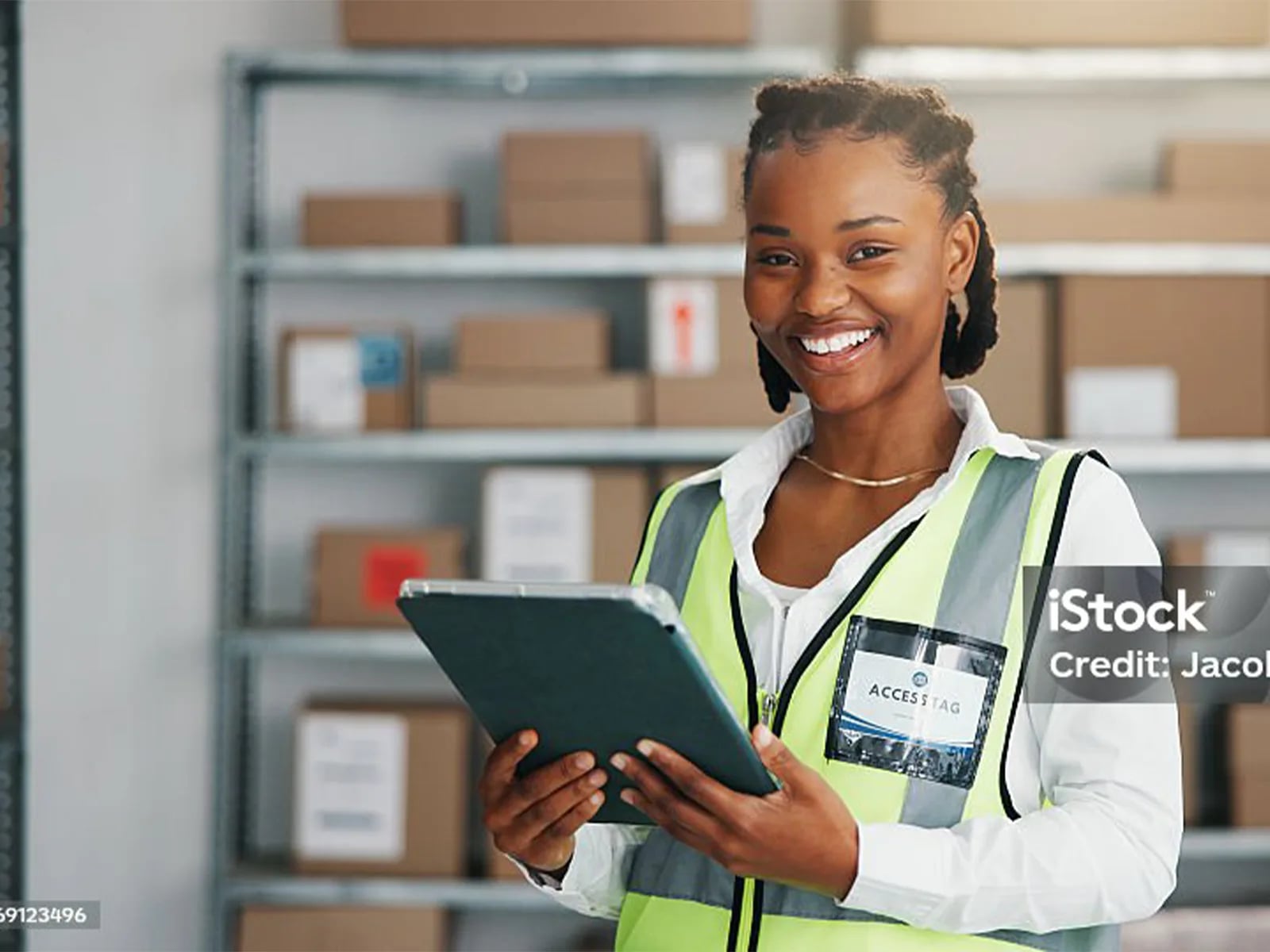 Responsable logistique suivant une expédition depuis une tablette