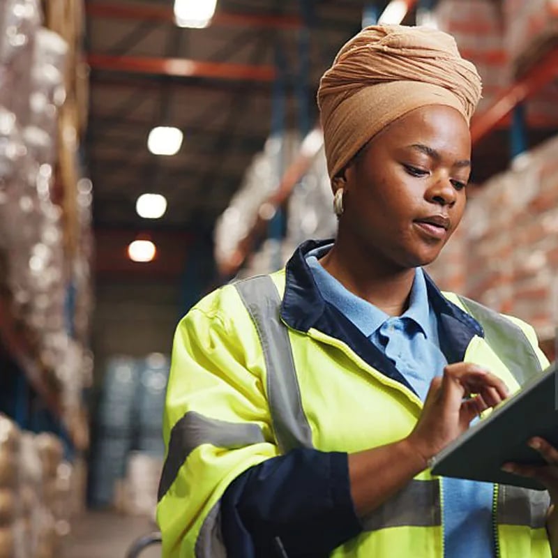 Commerçante préparant l'expédition de sa marchandise