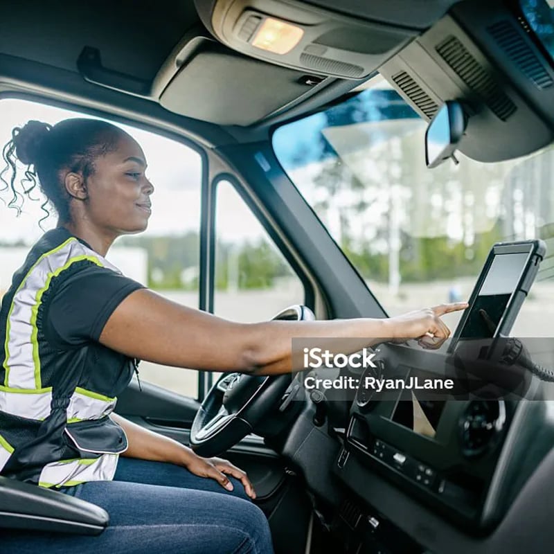 Chauffeur routier devant son camion sur un corridor CEMAC